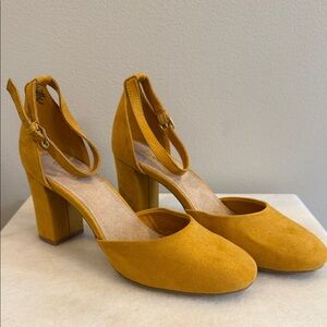 Old Navy Mustard Block Heel Shoes